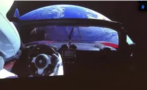 Илон Маск опубликовал видео своего спорткара на орбите