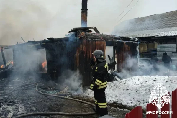 В Новокузнецком округе загорелись частный дом и постройки