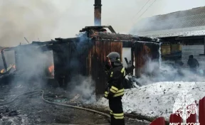 В Новокузнецком округе загорелись частный дом и постройки