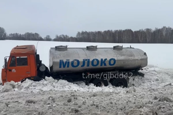 В Топках молоковоз улетел с трассы в кювет из-за непогоды