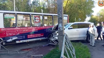 Фото: Депутат Ярославской облдумы за рулём TANK врезалась в автобус в Рыбинске: пострадали 8 человек 1