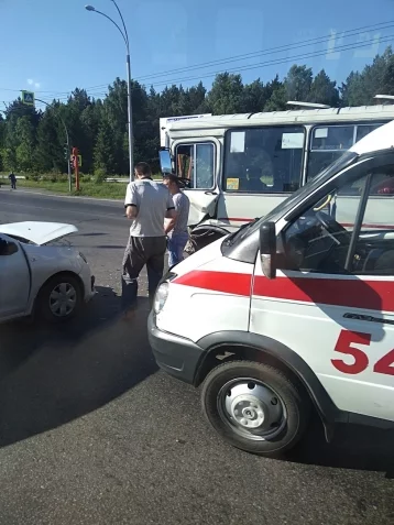 Фото: На Радуге в Кемерове произошло ДТП с маршруткой 1
