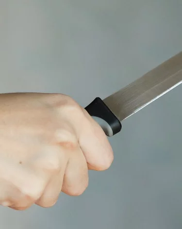 В Междуреченске пьяная женщина ударила возлюбленного ножом в спину