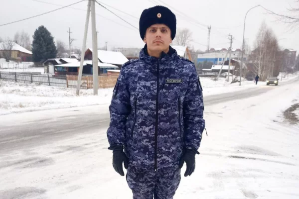 Сотрудник Росгвардии спас уснувшего на улице кузбассовца