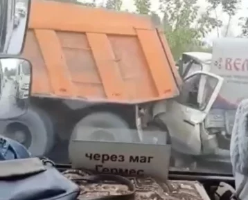 Фото: В Кузбассе ДТП с тремя грузовиками сняли на видео 1