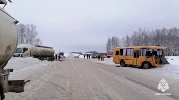 Фото: В Башкирии школьный автобус столкнулся с бензовозом, есть пострадавшие 1