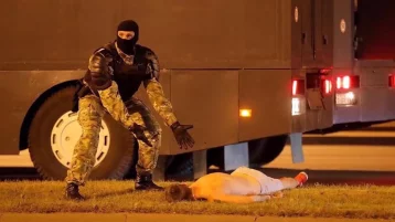 Фото: «А он лежит»: ставший героем мема белорусский силовик объяснил свой странный жест 1