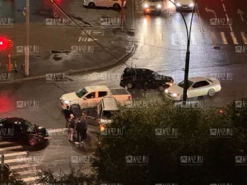 Фото: Три автомобиля столкнулись у ТРК «Гринвич» в Кемерове 1