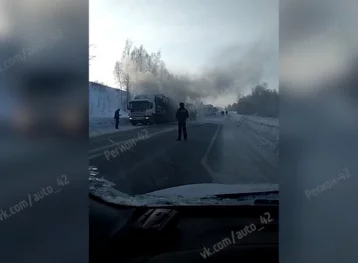 Фото: В Кемерове на трассе загорелся автовоз с легковыми автомобилями 1