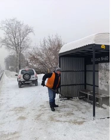 Дороги в Кемерове начали обрабатывать противогололёдными материалами 