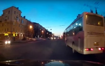 Фото: Кемеровчанина возмутил опасный манёвр водителя автобуса 1