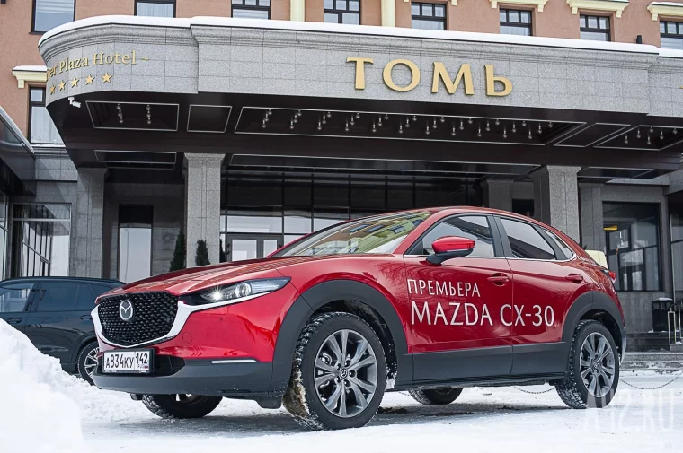 Фото: Новую Mazda CX-30 на день выставили в центре Кемерова  1
