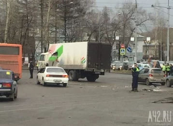 Фото: Появилось видео аварии с автобусом на проспекте Шахтёров в Кемерове 4