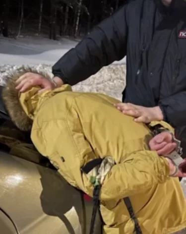 Двое кузбассовцев под угрозой оружия отобрали автомобиль у таксиста 