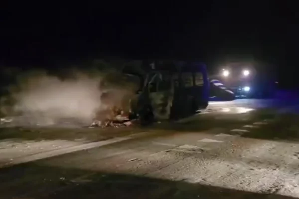 На трассе в Амурской области автобус сгорел после ДТП с грузовиком: пострадали 6 человек 