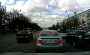 В Кемерове водитель Lada выехал на встречную полосу и проехал на красный свет