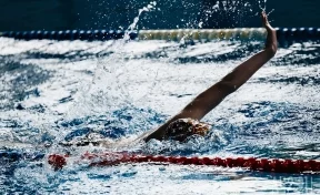 В Канаде девушка утонула в бассейне, общаясь с подписчиками в прямом эфире