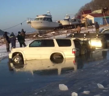 Фото: В Приморском крае около 30 автомобилей провалились под лёд 1