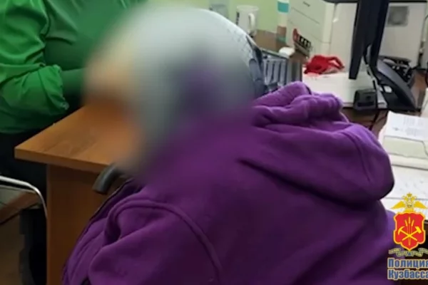 Украл у мошенников: в Кузбассе таксист присвоил 500 тысяч рублей обманутой пенсионерки