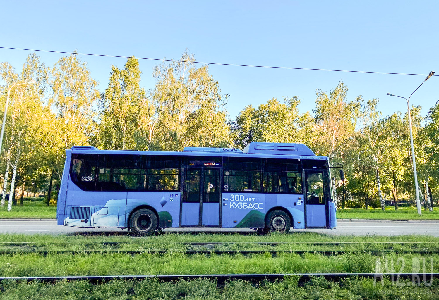 Кузбассовцы пожаловались на водителя автобуса, который смотрел в телефон во время движения