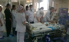 В Китае 30 врачей в течение пяти часов спасали умирающего ребёнка 