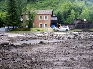 Фото: В Кузбассе прокуратура заинтересовалась вышедшим из берегов ручьём, затопившим посёлок 1