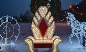 В Кузбассе под городской ёлкой появился волшебный трон Деда Мороза