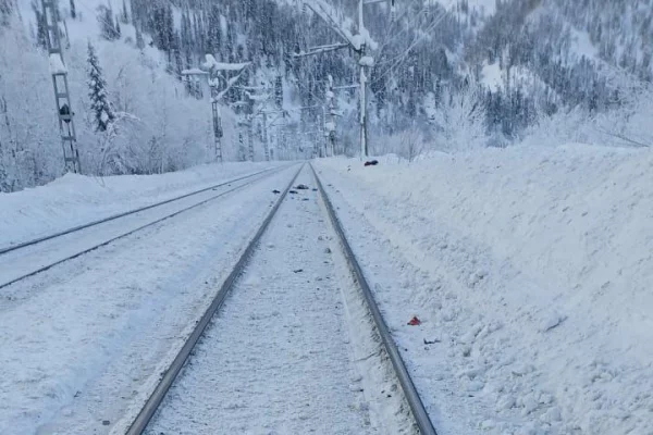 В Кузбассе грузовой поезд насмерть сбил 59-летнего туриста из Москвы