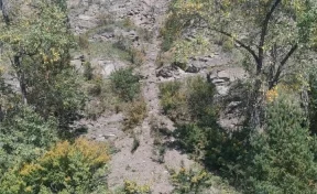 В Кузбассе два человека застряли в расщелине скалы на 30-метровой высоте