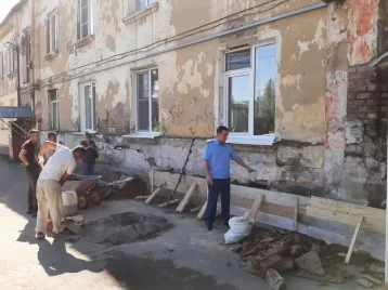 Фото: В Кемерове после проверки прокуратуры начали восстанавливать обрушившуюся стену дома на проспекте Ленина 1