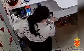 В Прокопьевске 20-летняя продавщица магазина ушла домой вместе с выручкой