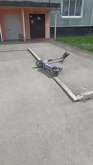 Фото: Мэр Новокузнецка раскритиковал прокатные компании за брошенные на тротуарах самокаты 2