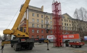 В Кемерове начали монтировать новую стелу для уличных часов в Кировском районе