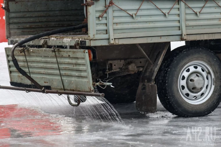 Фото: В Кемерове на площади Советов начали ставить торговые павильоны и заливать каток 17