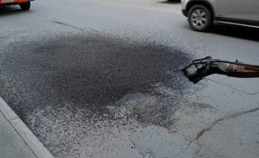 В Кемерове дорожники начали ямочный ремонт на улице Нахимова