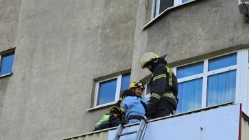 Фото: В Кемерове женщина упала из окна третьего этажа на козырёк медклиники 2