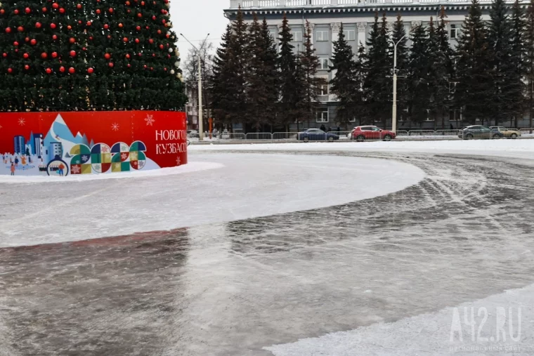 Фото: В Кемерове на площади Советов начали ставить торговые павильоны и заливать каток 18