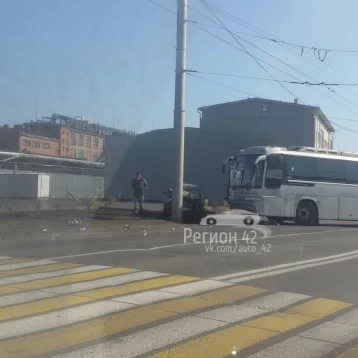 Фото: На проспекте Советском в Кемерове столкнулись автобус и легковой автомобиль 1
