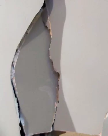 В Кемерове мужчина уснул в караоке-баре и повредил стену