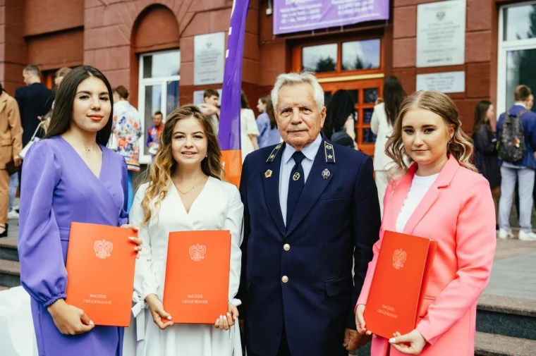 Фото: В КузГТУ прошёл торжественный ректорский приём для лучших выпускников 2022 года 3