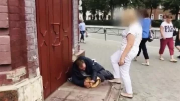 Фото: В Перми уволили пнувшую бездомного чиновницу 1