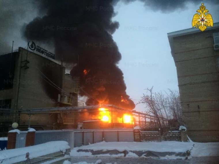 Фото: В Уфе загорелся нефтехимический завод 2