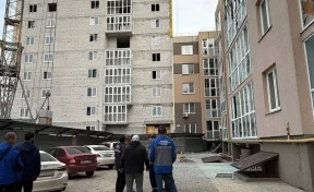 В Ельце один БПЛА попал в строящуюся секцию дома, другой упал на парковке