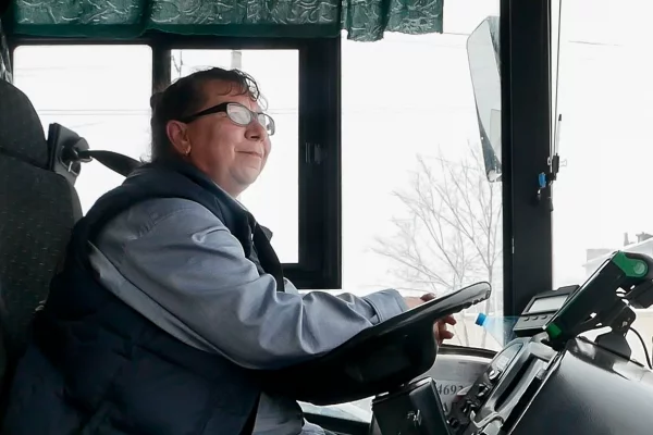 Шёл по обочине и упал: в Новокузнецке водитель автобуса спасла заблудившегося мальчика