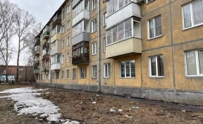 Новокузнечане продолжают выбрасывать мусор из окон: вмешались власти
