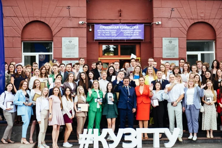 Фото: В КузГТУ прошёл торжественный ректорский приём для лучших выпускников 2022 года 5
