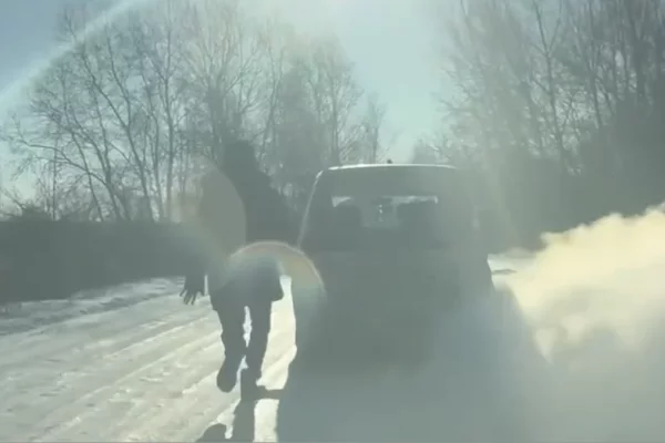 В Приангарье полицейские на ходу запрыгнули в авто, чтобы задержать наркосбытчицу