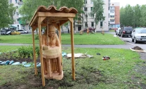 В таштагольском парке появилась деревянная фигура «Кайдок»