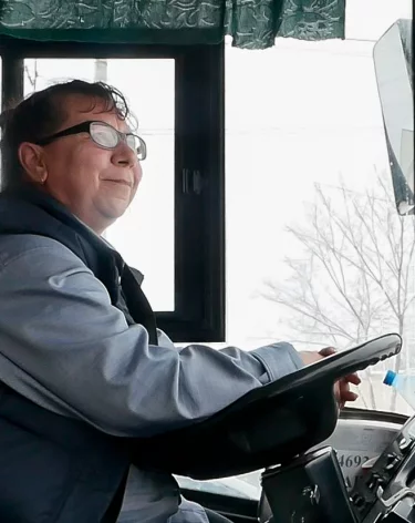 Шёл по обочине и упал: в Новокузнецке водитель автобуса спасла заблудившегося мальчика