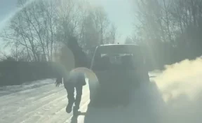 В Приангарье полицейские на ходу запрыгнули в авто, чтобы задержать наркосбытчицу